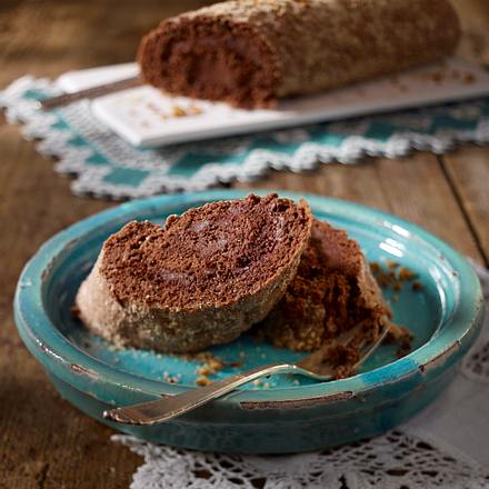 Schoko-Biskuitrolle mit Haselnüssen Rezept Schoko-Biskuitrolle mit Haselnüssen Rezept