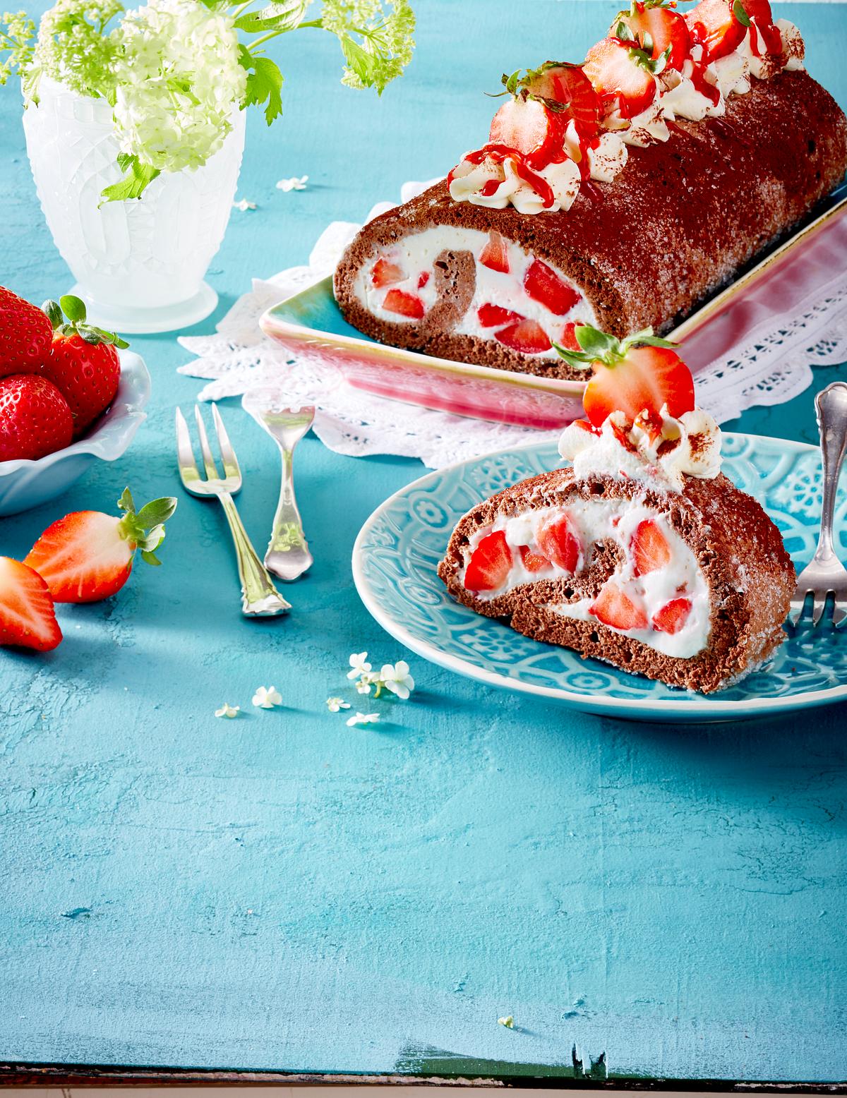 Schoko-Biskuitrolle mit Joghurt-Erdbeer-Sahne Rezept