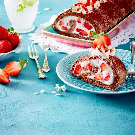 Schoko-Biskuitrolle mit Joghurt-Erdbeer-Sahne Rezept Schoko-Biskuitrolle mit Joghurt-Erdbeer-Sahne Rezept