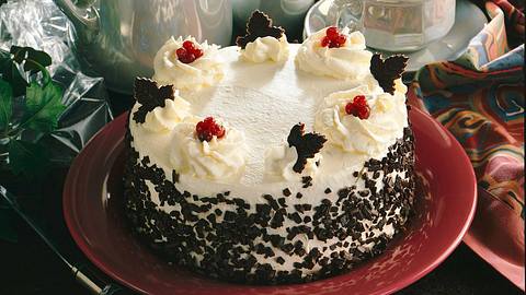 Schoko-Biskuittorte mit Preiselbeersahne Rezept - Foto: House of Food / Bauer Food Experts KG