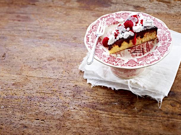Schoko-Blondie mit Baiser mit Himbeersoße Rezept