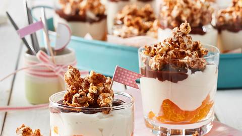 Schoko-Cheesecake mit Karamell-Popcorn im Glas Rezept - Foto: House of Food / Bauer Food Experts KG