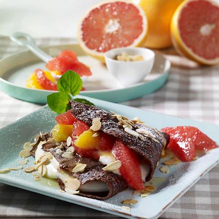 Schoko-Crêpe mit Grapefruit-Kompott Rezept Schoko-Crêpe mit Grapefruit-Kompott Rezept