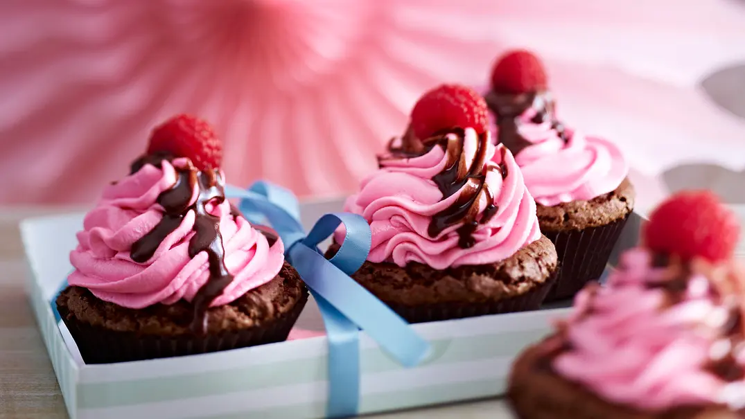Schoko-Cupcakes mit Creme-Topping, Himbeeren und Schokosoße Rezept - Foto: LECKER @ Bauer Media Group Schoko-Cupcakes mit Creme-Topping, Himbeeren und Schokosoße Rezept - Foto: LECKER @ Bauer Media Group