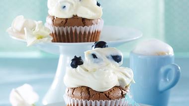 Schoko-Cupcakes mit Heidelbeer-Mascarpone-Creme (vier mal anders) Rezept - Foto: House of Food / Bauer Food Experts KG