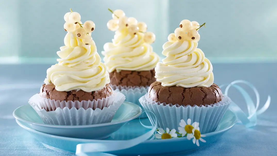 Schoko-Cupcakes mit weißer Schokoladen-Johannisbeer-Creme (vier mal anders) Rezept - Foto: LECKER @ Bauer Media Group Schoko-Cupcakes mit weißer Schokoladen-Johannisbeer-Creme (vier mal anders) Rezept - Foto: LECKER @ Bauer Media Group