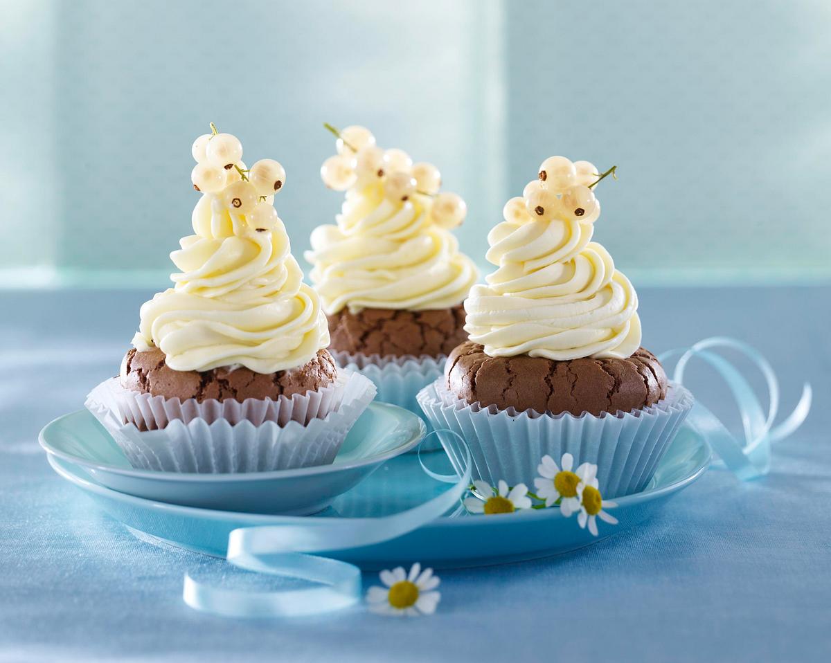 Schoko-Cupcakes mit weißer Schokoladen-Johannisbeer-Creme (vier mal anders) Rezept