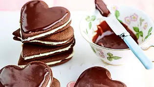 Schoko-Doppeldecker zum Valentinstag Rezept - Foto: LECKER @ Bauer Media Group Schoko-Doppeldecker zum Valentinstag Rezept - Foto: LECKER @ Bauer Media Group