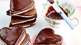 Schoko-Doppel­decker zum Valentinstag Rezept - Foto: House of Food / Bauer Food Experts KG