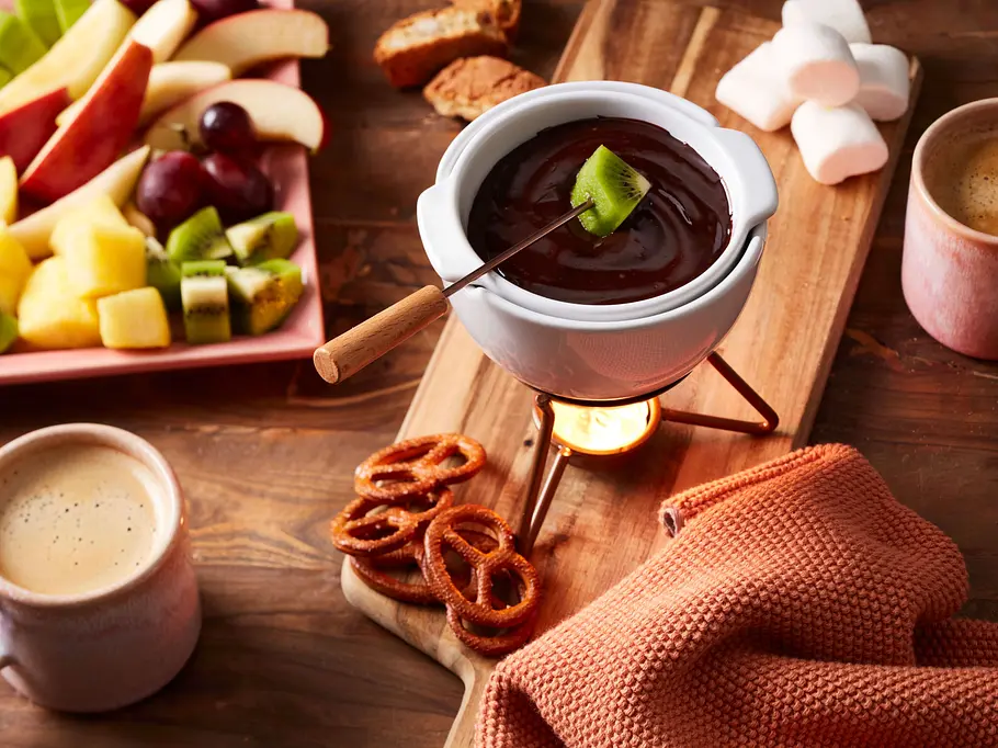 Schoko-Fondue mit Früchten, Marshmallows und Salzbrezeln zum Dippen