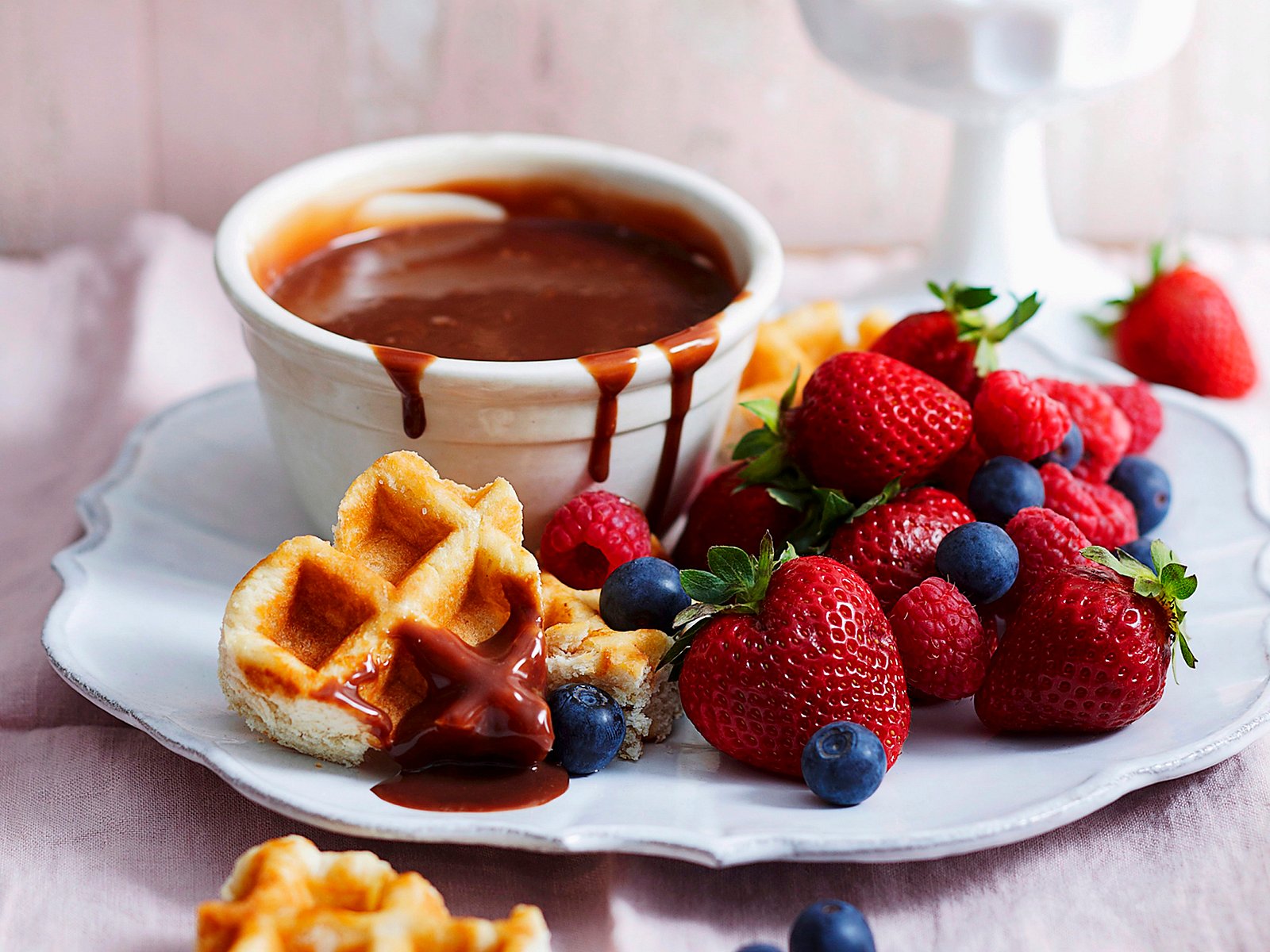 Schokofondue mit Waffel-Dippers Rezept | LECKER