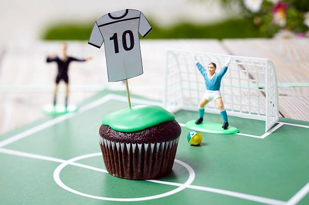 Schoko-Fußball-Muffins (mit Malzbier) Rezept