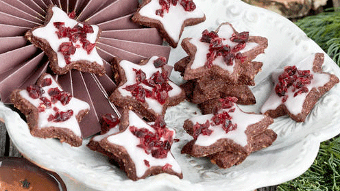 Schoko-Haselnuss-Sterne mit fruchtiger Cranberry-Glasur Rezept - Foto: House of Food / Bauer Food Experts KG Schoko-Haselnuss-Sterne mit fruchtiger Cranberry-Glasur Rezept - Foto: House of Food / Bauer Food Experts KG