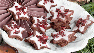 Schoko-Haselnuss-Sterne mit fruchtiger Cranberry-Glasur Rezept - Foto: House of Food / Bauer Food Experts KG Schoko-Haselnuss-Sterne mit fruchtiger Cranberry-Glasur Rezept - Foto: House of Food / Bauer Food Experts KG