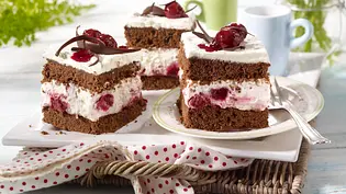 Schoko-Kirsch-Schnitten vom Blech Rezept - Foto: LECKER @ Bauer Media Group Schoko-Kirsch-Schnitten vom Blech Rezept - Foto: LECKER @ Bauer Media Group