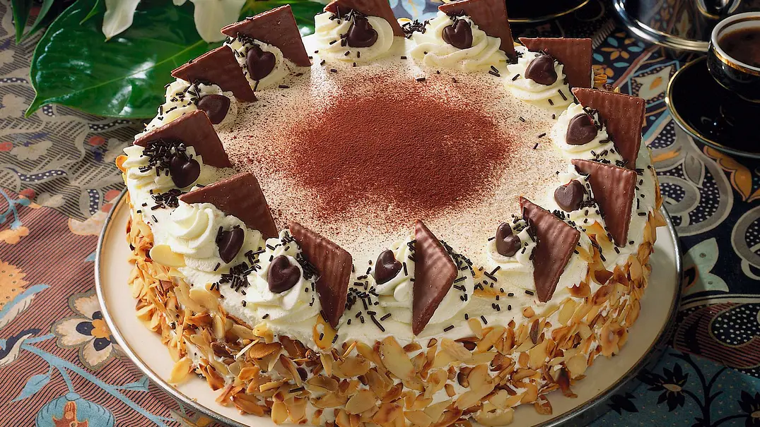 Schoko-Kirsch-Vanille-Torte Rezept - Foto: LECKER @ Bauer Media Group Schoko-Kirsch-Vanille-Torte Rezept - Foto: LECKER @ Bauer Media Group