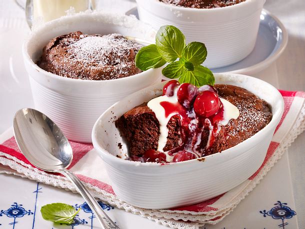 Schoko-Mandel-Auflauf mit Kirschkompott und Vanillesoße Rezept Schoko-Mandel-Auflauf mit Kirschkompott und Vanillesoße Rezept