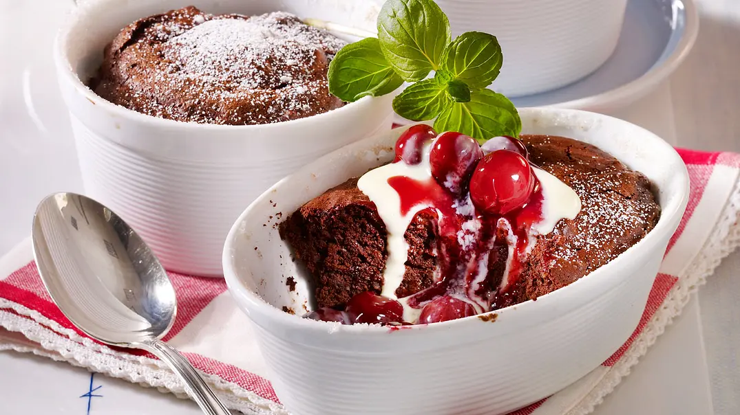 Schoko-Mandel-Auflauf mit Kirschkompott und Vanillesoße Rezept - Foto: LECKER @ Bauer Media Group Schoko-Mandel-Auflauf mit Kirschkompott und Vanillesoße Rezept - Foto: LECKER @ Bauer Media Group