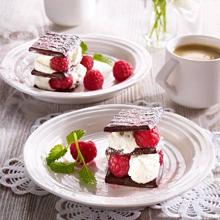 Schoko-Minz-Türmchen mit weißer Schokocreme und Himbeeren Rezept