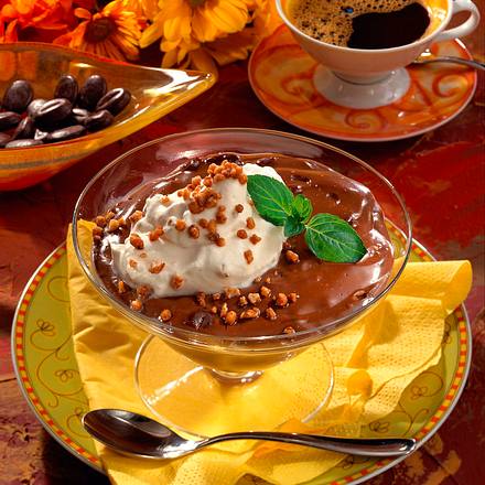 Schoko-Mocca-Pudding mit Krokantsahne Rezept Schoko-Mocca-Pudding mit Krokantsahne Rezept