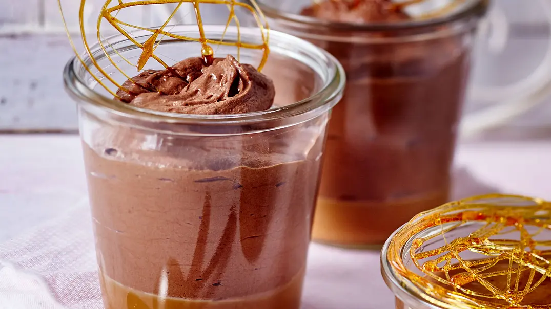 Schoko-Mousse auf Salzkaramell Rezept - Foto: LECKER @ Bauer Media Group Schoko-Mousse auf Salzkaramell Rezept - Foto: LECKER @ Bauer Media Group
