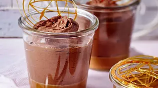Schoko-Mousse auf Salzkaramell Rezept - Foto: LECKER @ Bauer Media Group Schoko-Mousse auf Salzkaramell Rezept - Foto: LECKER @ Bauer Media Group