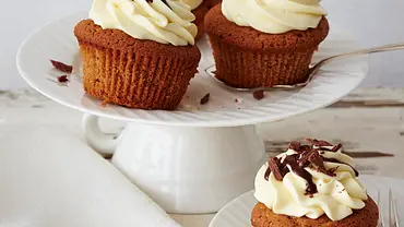Schoko-Muffins mit Toffeekern und Mascarponehaube Rezept - Foto: LECKER @ Bauer Media Group Schoko-Muffins mit Toffeekern und Mascarponehaube Rezept - Foto: LECKER @ Bauer Media Group