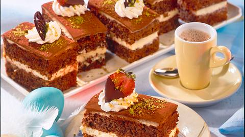 Schoko-Nuss-Schnitten mit Vanille-Sahne Rezept - Foto: House of Food / Bauer Food Experts KG