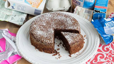Schoko-Nusskuchen mit Verpackungsmüll - Foto: LECKER.de