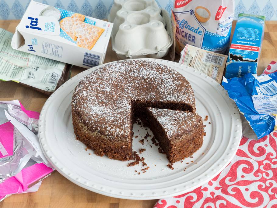 Schoko-Nusskuchen mit Verpackungsmüll