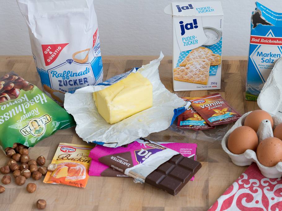 Schoko-Nusskuchen-Zutaten verpackt