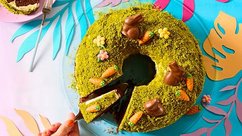 Schoko-Oster-Kranz mit Pistazien-Topping Rezept - Foto: House of Food / Bauer Food Experts KG
