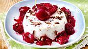 Schoko-Panna-Cotta mit Kirschkompott auf einem Dessertteller - Foto: House of Food / Bauer Food Experts KG