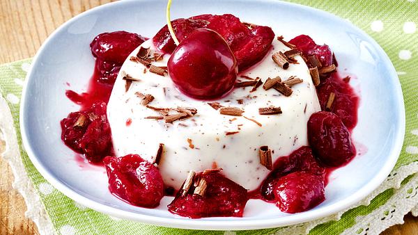 Schoko-Panna-Cotta mit Kirschkompott auf einem Dessertteller - Foto: House of Food / Bauer Food Experts KG