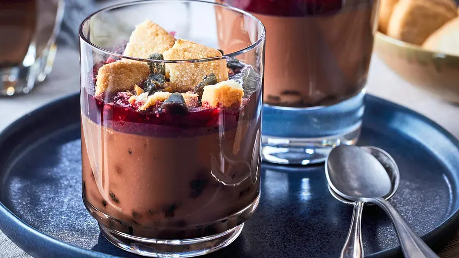 Schoko-Pannacotta mit Lakritz-Crunch Rezept - Foto: LECKER @ Bauer Media Group Schoko-Pannacotta mit Lakritz-Crunch Rezept - Foto: LECKER @ Bauer Media Group
