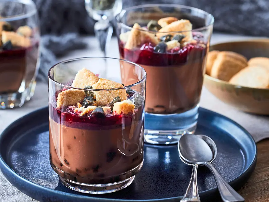 Schoko-Pannacotta mit Lakritz-Crunch Rezept Schoko-Pannacotta mit Lakritz-Crunch Rezept