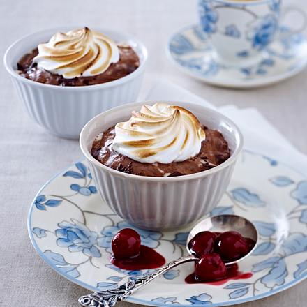 Schoko-Pudding mit Baiserhaube und Rumkirschen Rezept Schoko-Pudding mit Baiserhaube und Rumkirschen Rezept