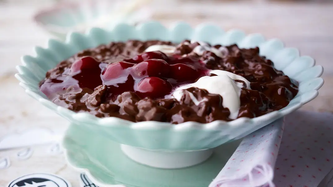 Schoko-Sahne-Milchreis mit heißen Kirschen Rezept - Foto: LECKER @ Bauer Media Group Schoko-Sahne-Milchreis mit heißen Kirschen Rezept - Foto: LECKER @ Bauer Media Group