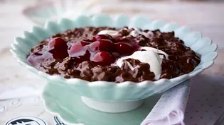 Schoko-Sahne-Milchreis mit heißen Kirschen Rezept - Foto: LECKER @ Bauer Media Group Schoko-Sahne-Milchreis mit heißen Kirschen Rezept - Foto: LECKER @ Bauer Media Group