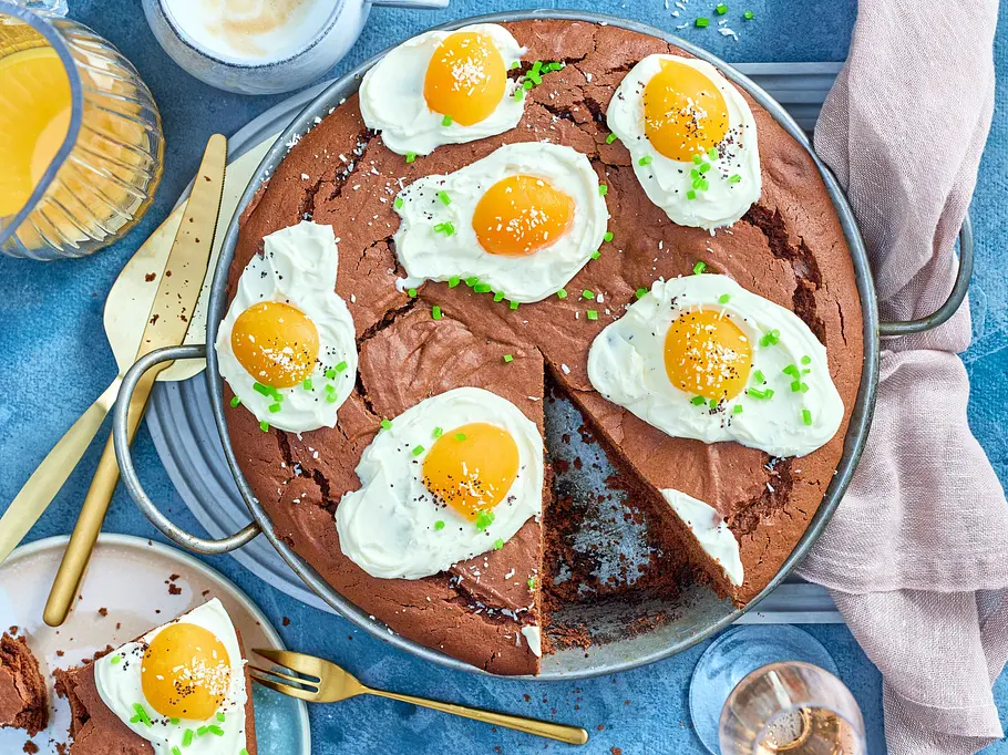 Schokokuchen mit Wie-Spiegelei-Topping aus Aprikosen und Frischkäse.