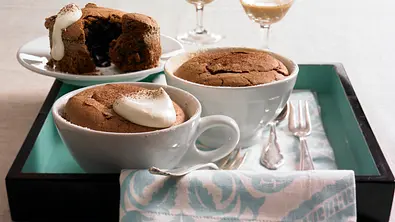 Schoko-Tassenküchlein mit Schlagsahne Rezept - Foto: LECKER @ Bauer Media Group