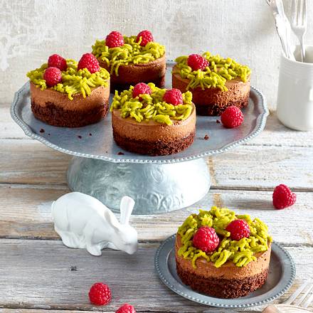 Schoko-Törtchen mit Marzipan-Eiernest und Himbeeren Rezept Schoko-Törtchen mit Marzipan-Eiernest und Himbeeren Rezept