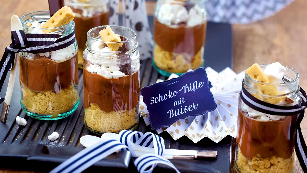 Schoko-Trifle mit Baiser Rezept - Foto: LECKER @ Bauer Media Group