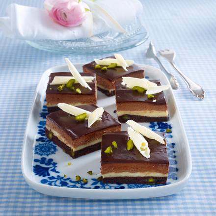 Schoko-Vanille-Schnitten mit Pistazien, Variante mit weißen Schokoröllchen als Dekoration Rezept Schoko-Vanille-Schnitten mit Pistazien, Variante mit weißen Schokoröllchen als Dekoration Rezept