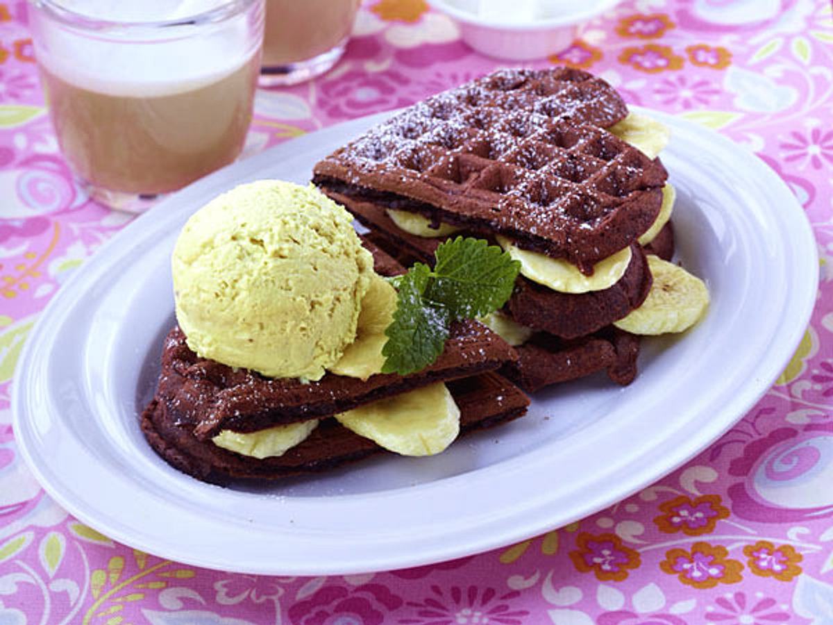 Schoko-Waffelsandwich mit Bananeneis und Minze Rezept