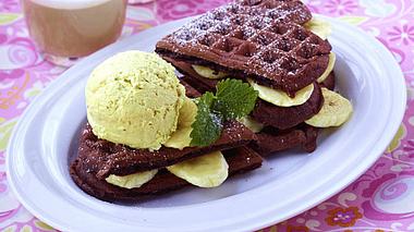 Schoko-Waffelsandwich mit Bananeneis und Minze Rezept - Foto: House of Food / Bauer Food Experts KG