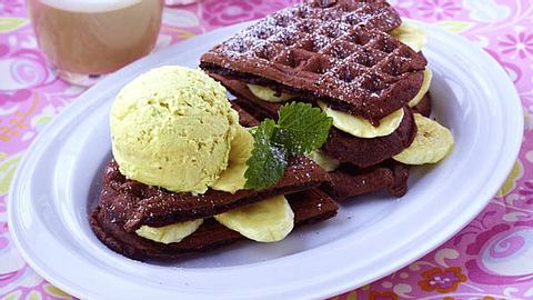 Schoko-Waffelsandwich mit Bananeneis und Minze Rezept - Foto: House of Food / Bauer Food Experts KG