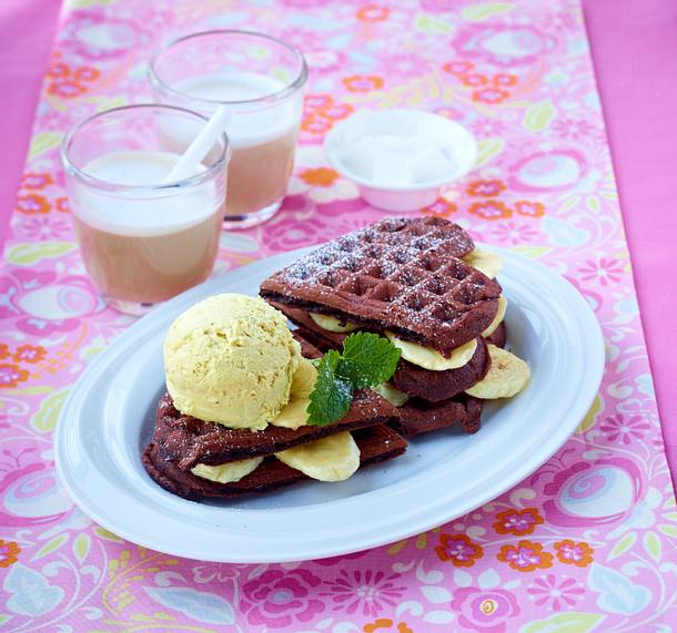 Schoko-Waffelsandwich mit Bananeneis und Minze Rezept Schoko-Waffelsandwich mit Bananeneis und Minze Rezept