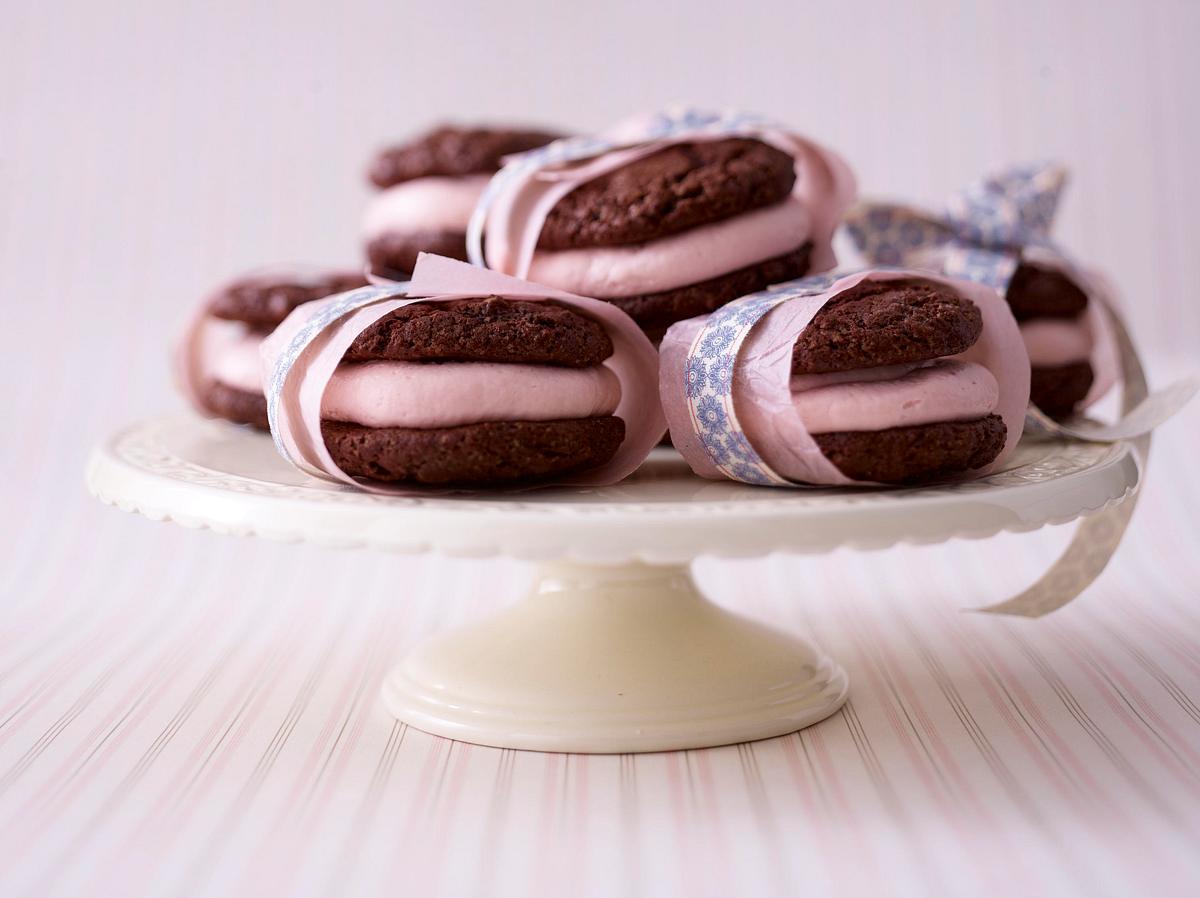 Schoko-Whoopies mit Frischkäse-Himbeer-Creme Rezept