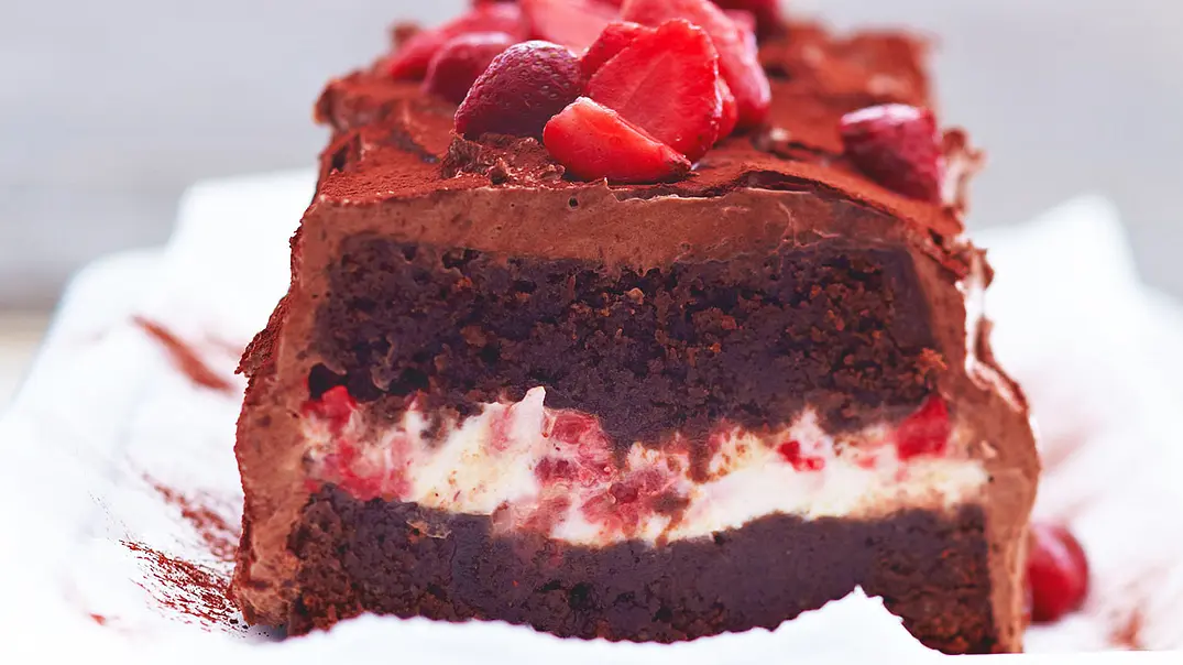 Angeschnittener Schoko-Erdbeer-Kastenkuchen - Foto: LECKER @ Bauer Media Group